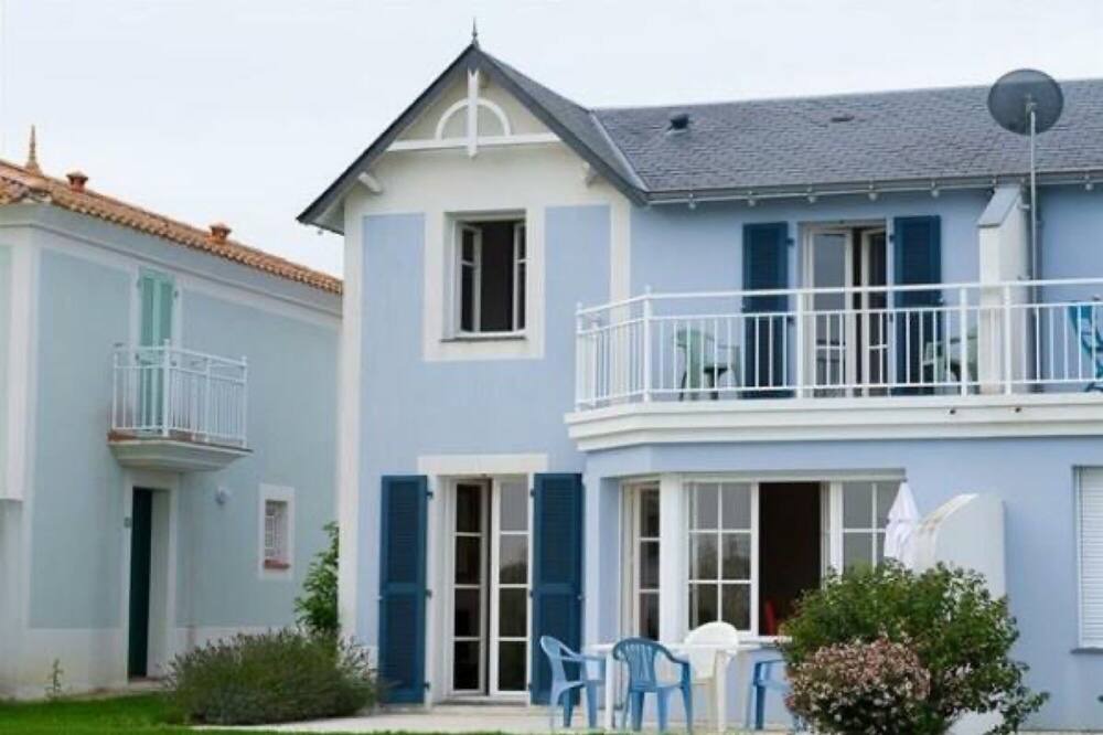 Coex House | Holiday Home 'Maison Vines' with Shared Terrace, Private Garden and Wi-Fi