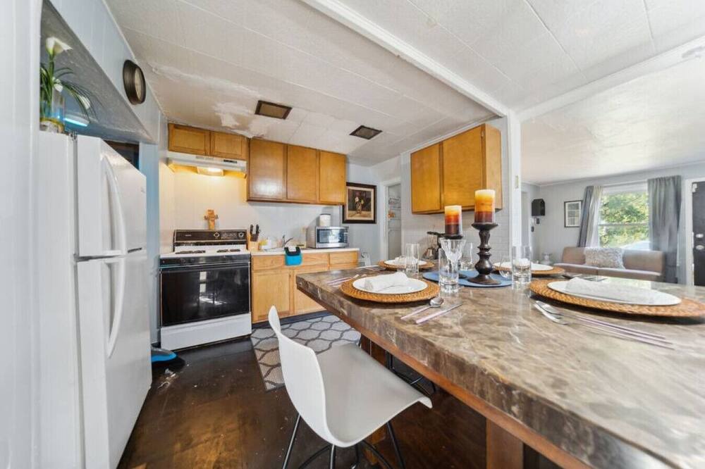 Euclid House | Euclid and Babbit Road 3 b 2 b