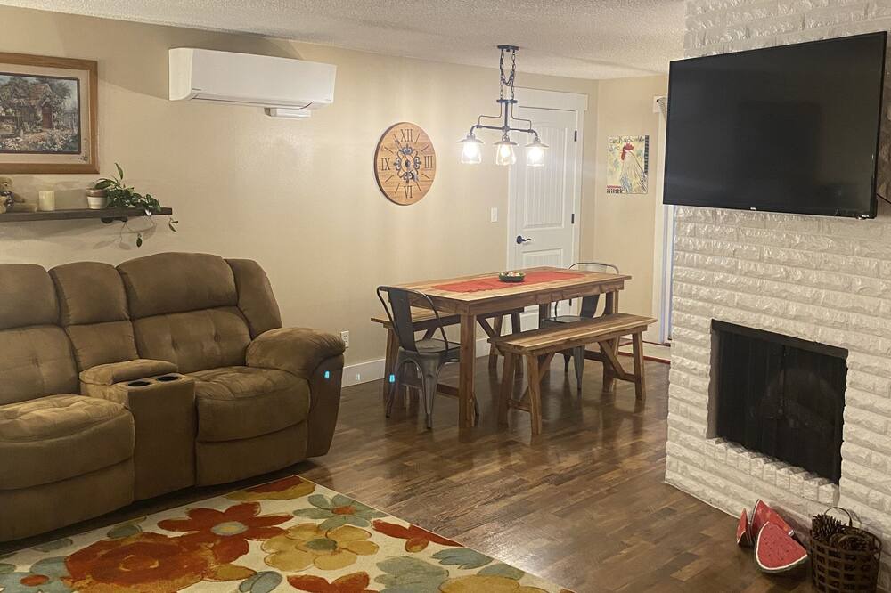 Harlow House | Komfy Lil' Korner