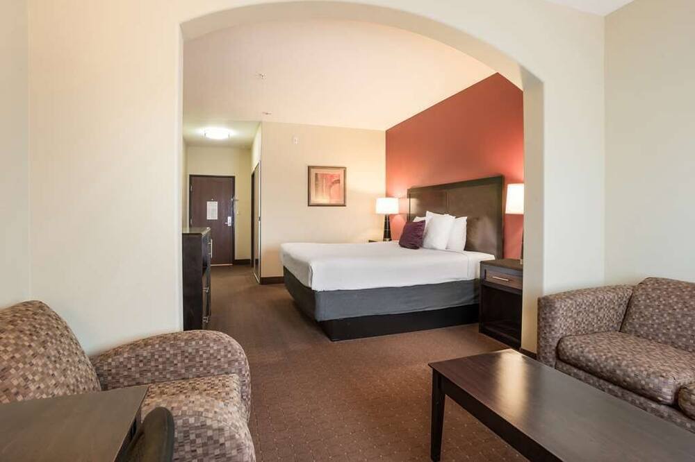 Saint Landry House | Relax and Recharge! Enjoy in the Outdoor Pool, Free Breakfast & Parking!