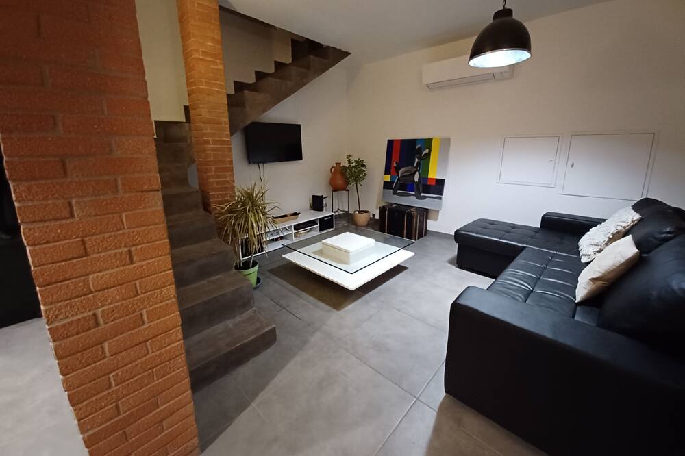 Escalquens House | Vrbo Property