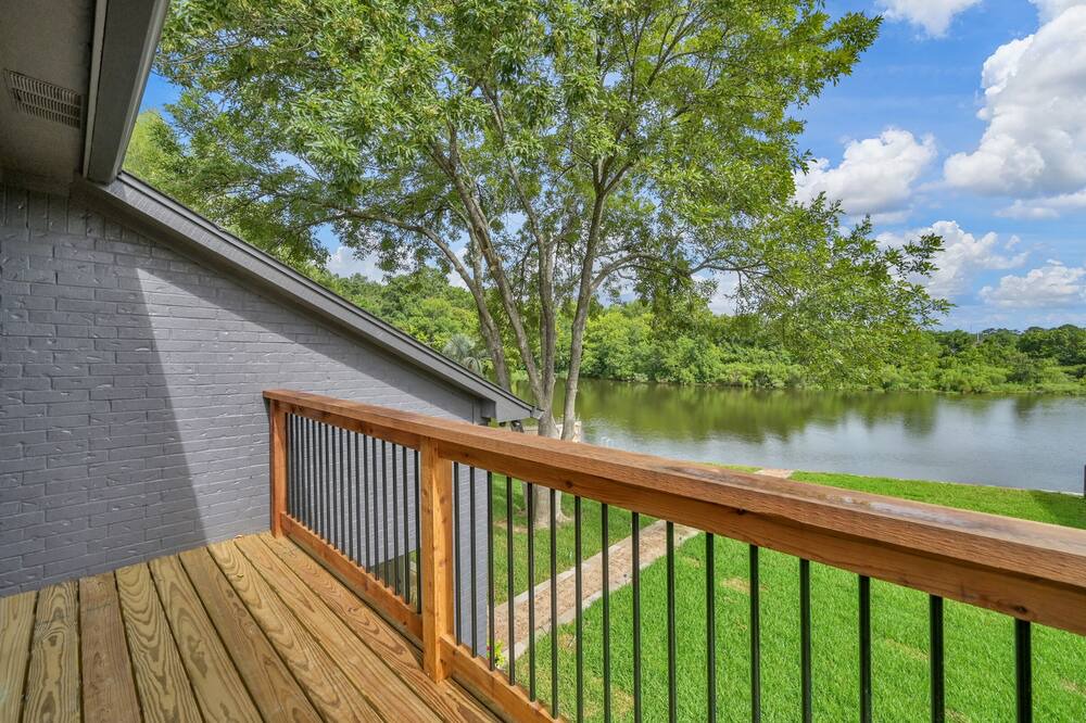 Montgomery House | ★★ LUXE LAKEFRONT RETREAT- 8 Beds - Firepit + Family Friendly! - Boat Launch ★★