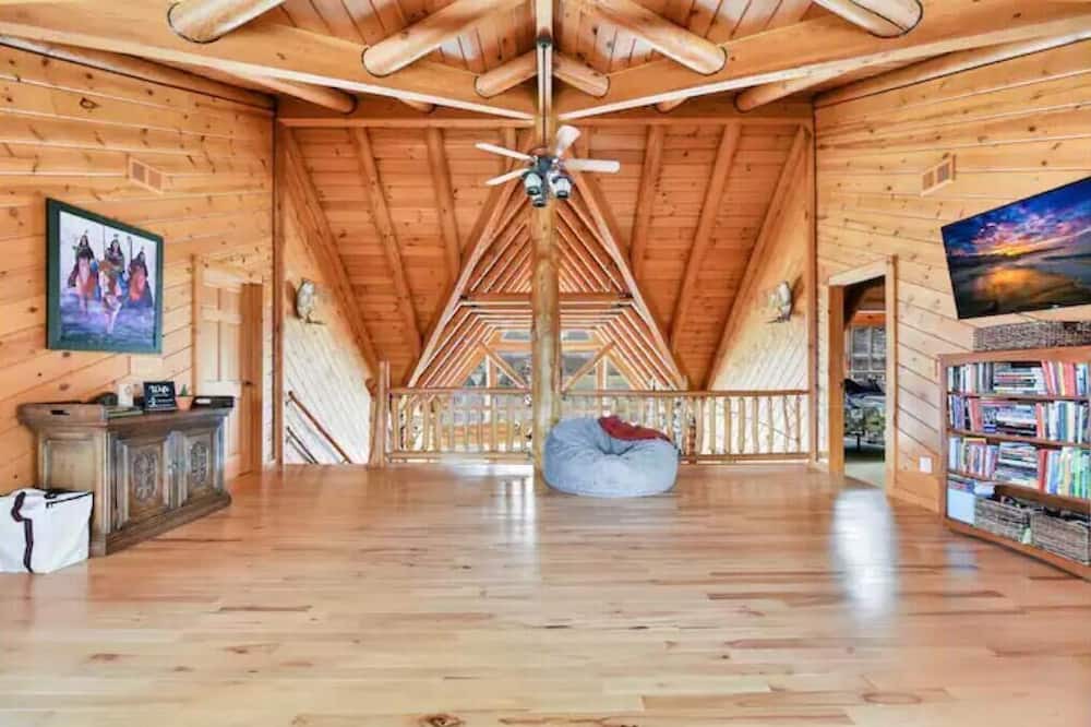 Decker Cabin | The Amazing Wolf Lodge