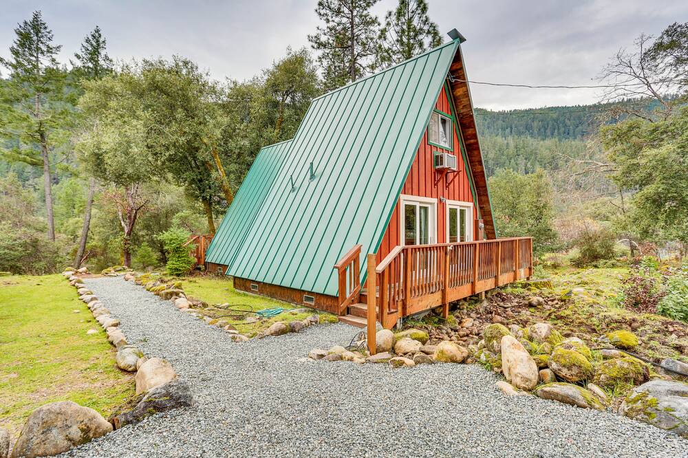 Trinity Village Cabin | Secluded Village Gem w/ Deck, Trinity River Access