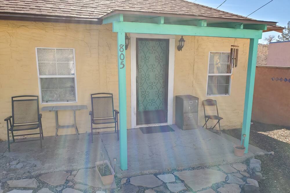 Tyrone House | Cozy cottage in Silver City historic district. 5 minute walk to downtown & WNMU!