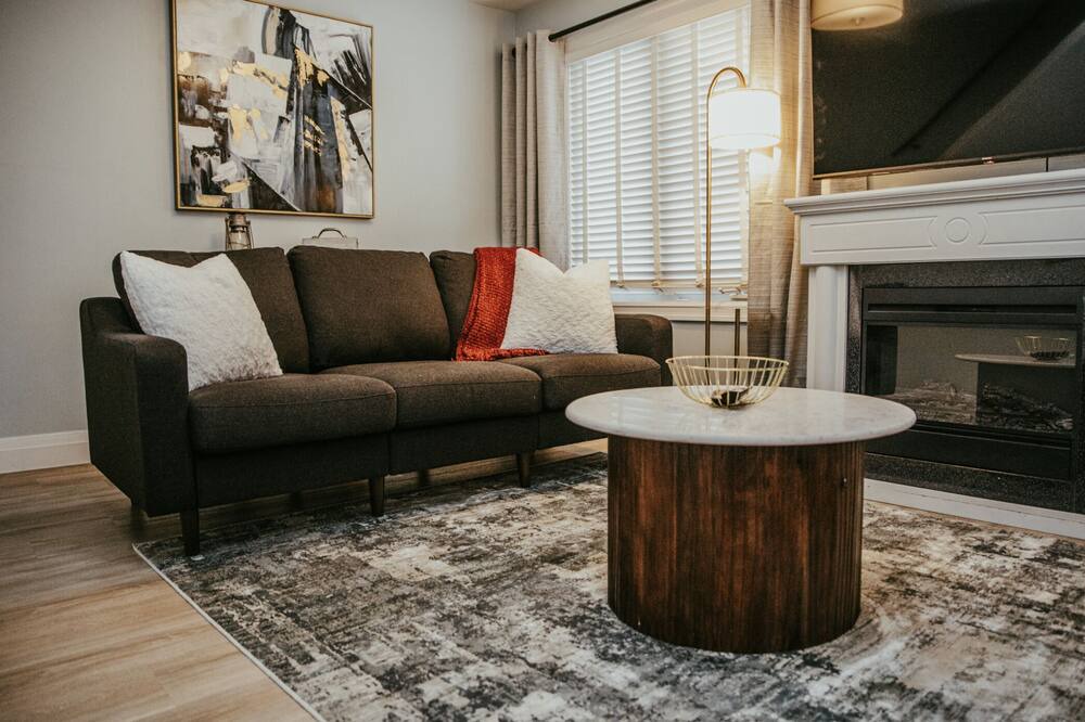 Timiskaming District House | The Miner's Den - NEW 4BED Executive Home