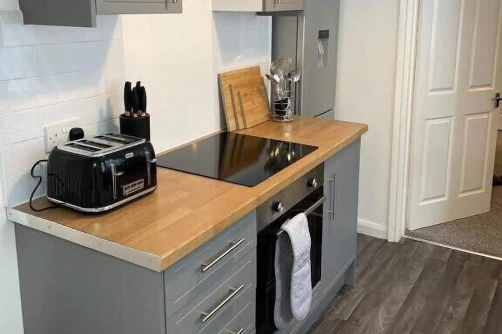 Pontypool Apartment | Oak Terrace by Tŷ SA