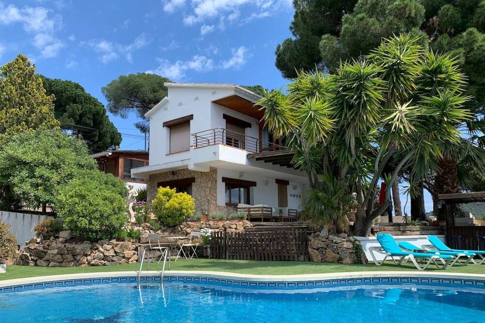 Sant Cebria de Vallalta Villa | Sophisticated elegance and views close to BCN!
