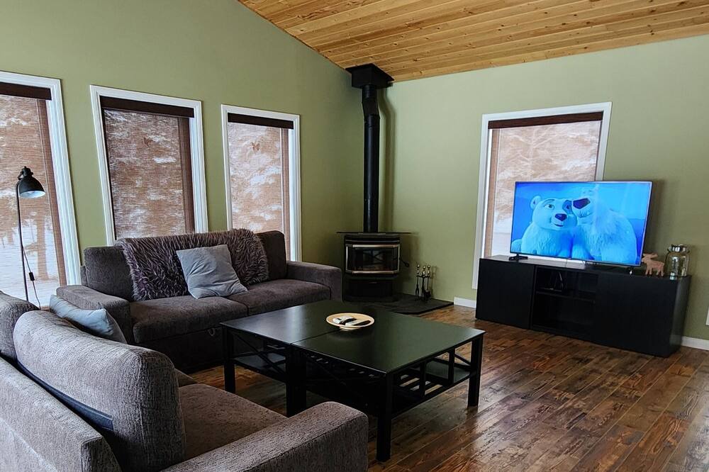 Lac du Bonnet Cabin | A golfers dream just a few yards from the 8th hole. Pet friendly !