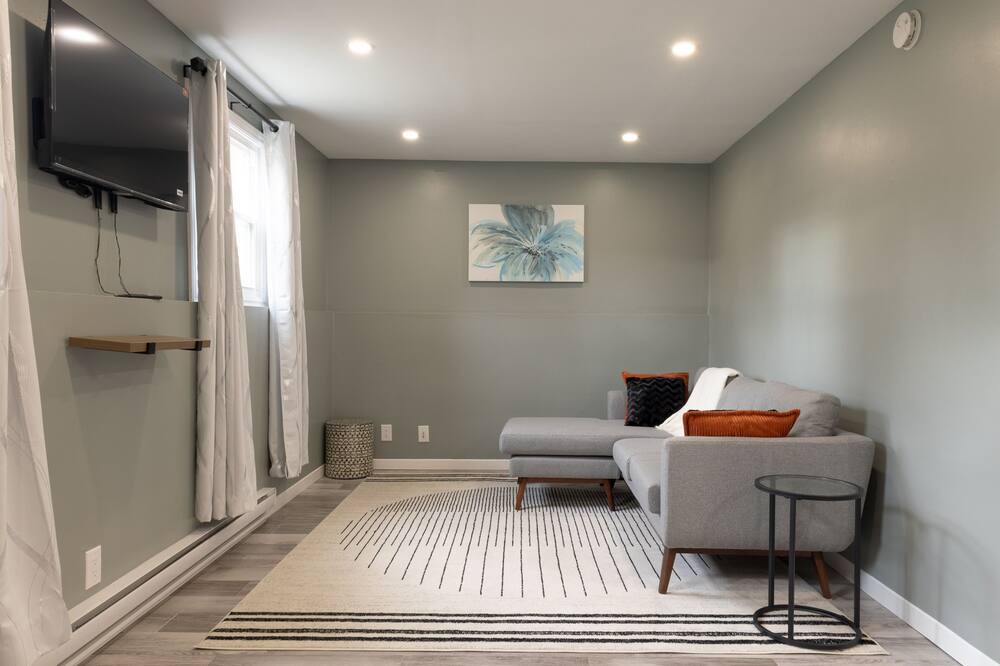 Kemptville Apartment | Newly Renovated 2bed/1bath Apartment / Cozy&Clean