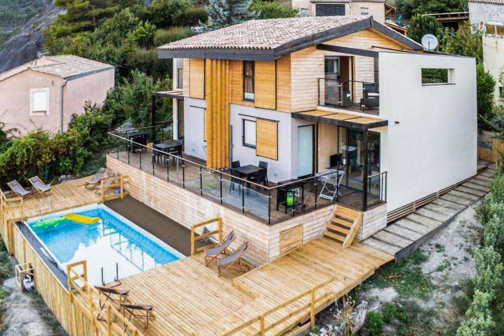 Marcoux House | This beautiful and modern vacation home welcomes you with a breathtaking mountain view.