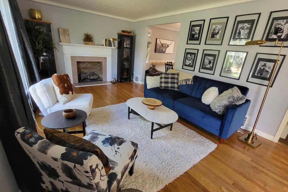 Lyndhurst House | Looking for a roomate Queen Bed