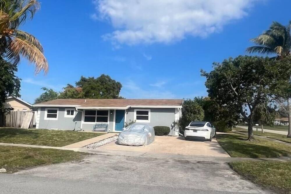 Deerfield Beach Apartment | 3 Bedroom 754301 by Houzlet