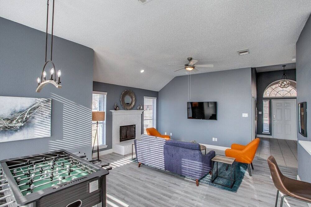 Elmo House | Stylishly Updated 3 Bedroom / Foosball Table!
