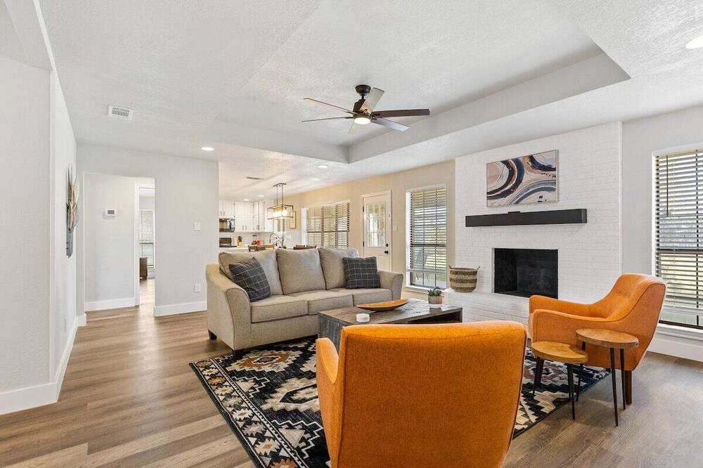Tarrant County House | Stylish Totally Updated - Ideal for Small Groups