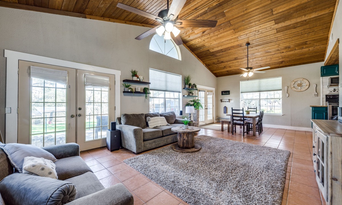 Vance Jackson Cottage | Charming Guesthouse-Centrally Located