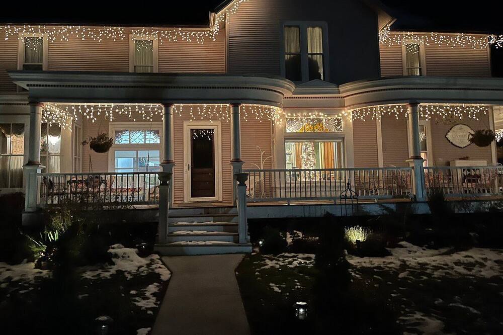 Manistee Bed & Breakfast | The Chandelier Bed & Breakfast