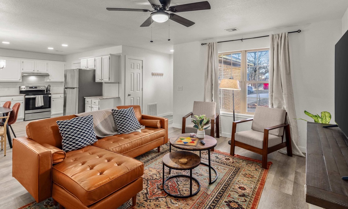 Bentonville House | Great for Couples+Hot Tub+5 Min to Downtown+King