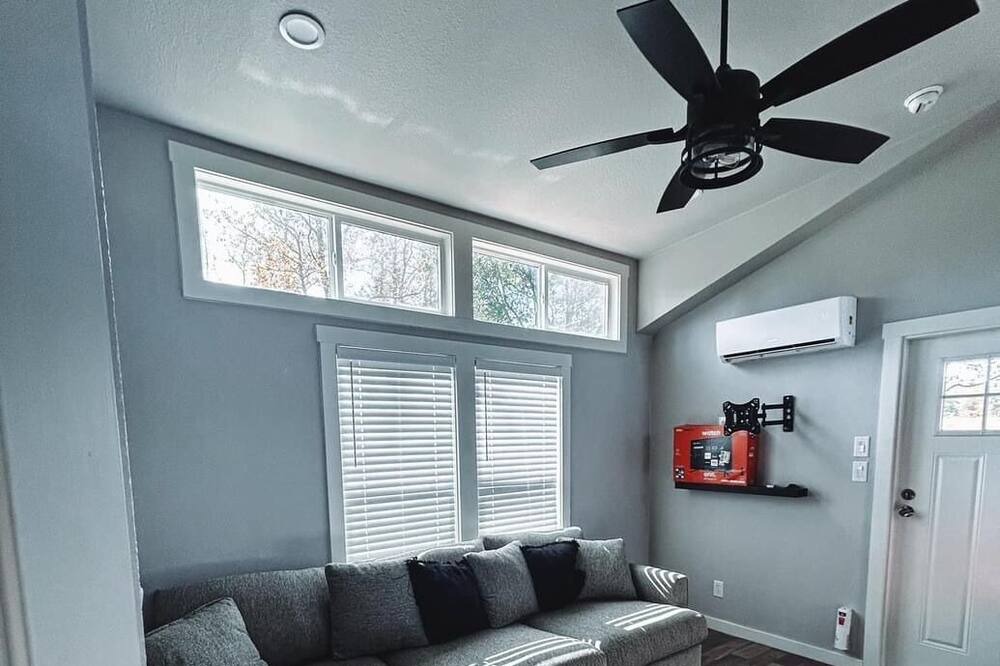 Athens Cottage | Tiny home in the woods w/ fire pit 10 min from Canton Trade days.