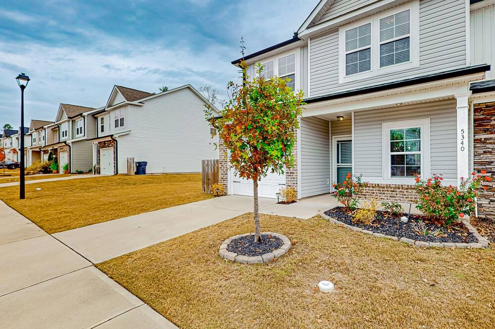Grovetown House | Peaceful dog-friendly home with open layout, enclosed yard, high ceilings, & W/D