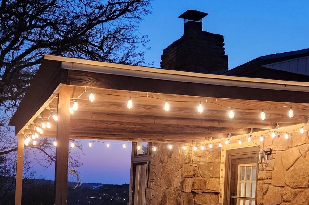 Burnet Cottage | Hilltop Haven: 5 mins to Spider Mountain or Reveille Ranch biking