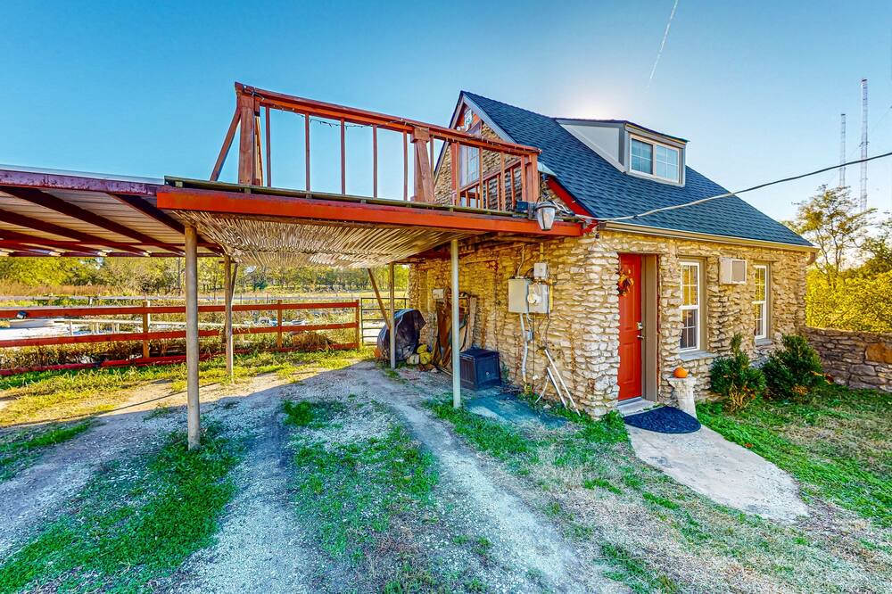 Tower Heights Cottage | Vintage Route 66 cottage with deck, views, yard games - near downtown
