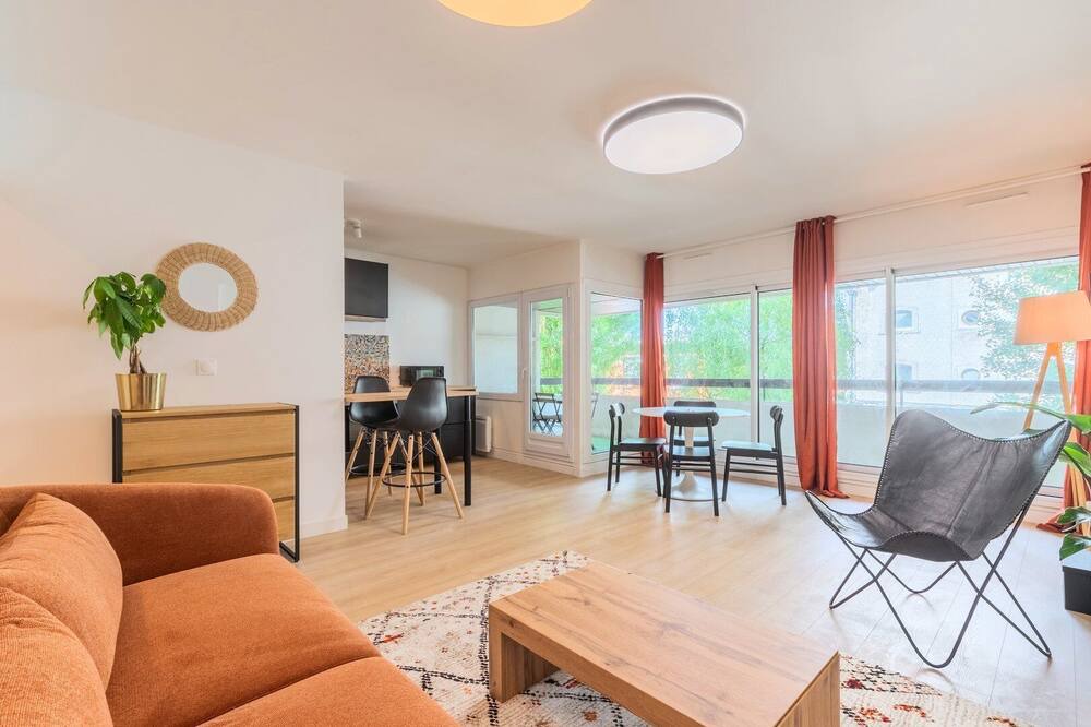 La Madeleine Apartment | 2 bedroom balcony near tram station + parking