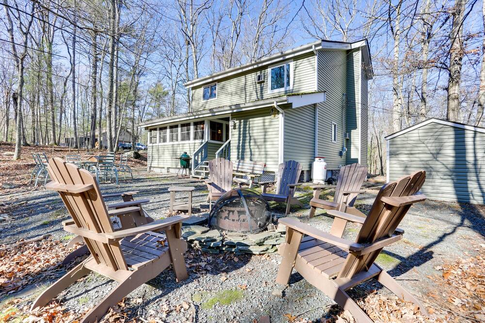 Lackawaxen Cabin | Rustic Masthope Mountain Retreat w/ Private Sauna!