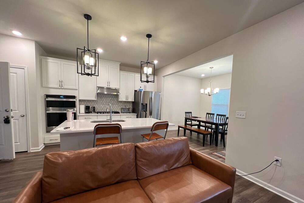 East Raleigh House | 10-12 min. from Downtown, Wake Med, NCSU. Close to Research Triangle & Airport.