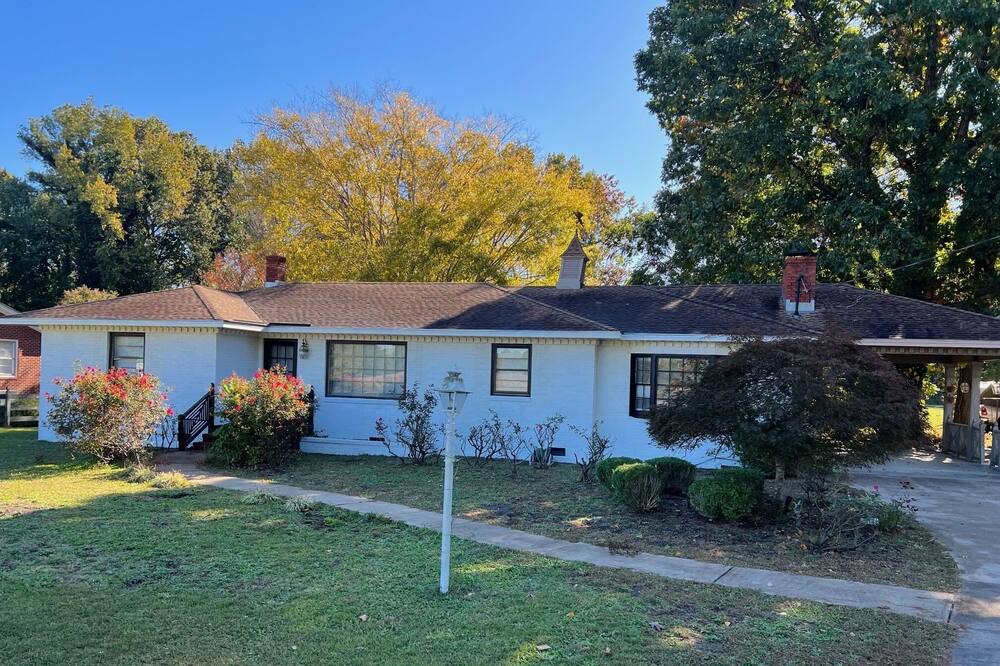 Rocky Mount House | Pet-friendly Eclectic 3bed Ranch near HWY-301