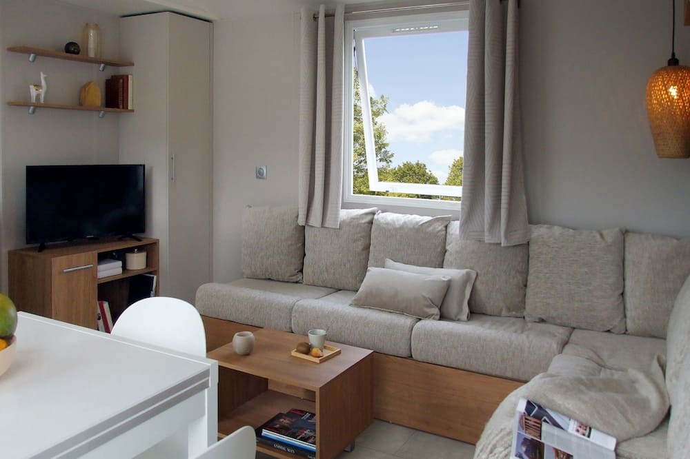 Gastes House | Holiday Home '3 Chambres + 2 Chambres VIP' with Shared Pool, Private Terrace and Air Conditioning