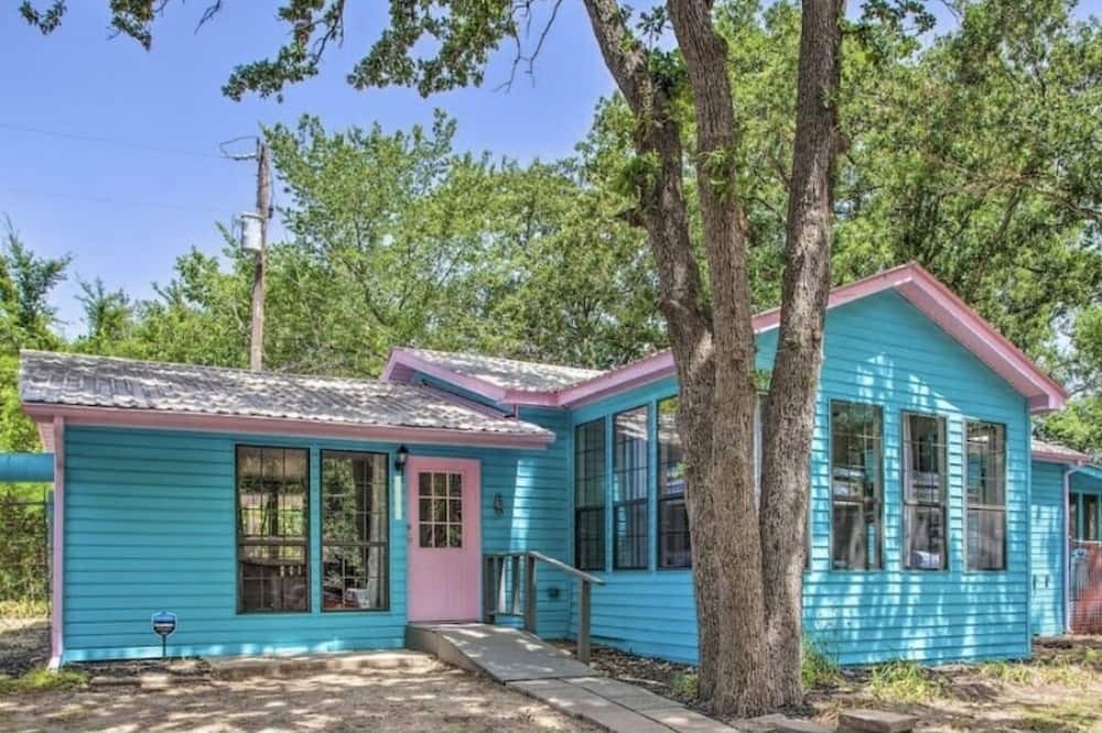 Quinlan House | Your Dream Getaway by the Water's Edge