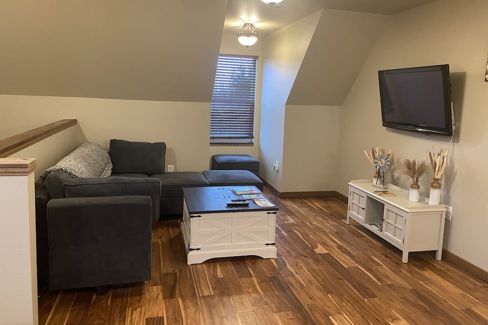 Ferndale Apartment | Country Chalet