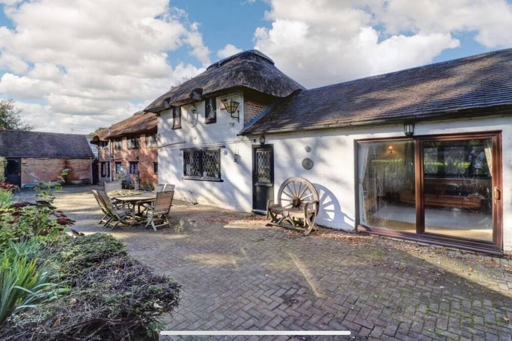 Waterlooville House | 15th Century Thatched Cottage with Pool