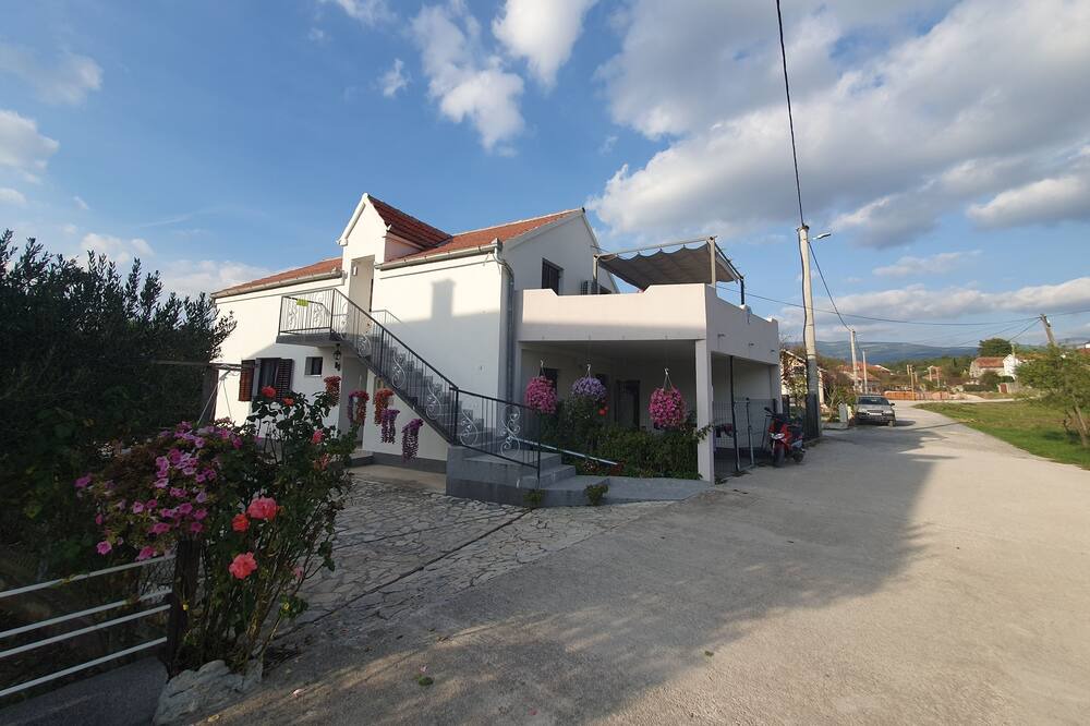 Cove Parja Apartment | Two bedroom apartment with terrace Knin, Zagora (A-21851-a)