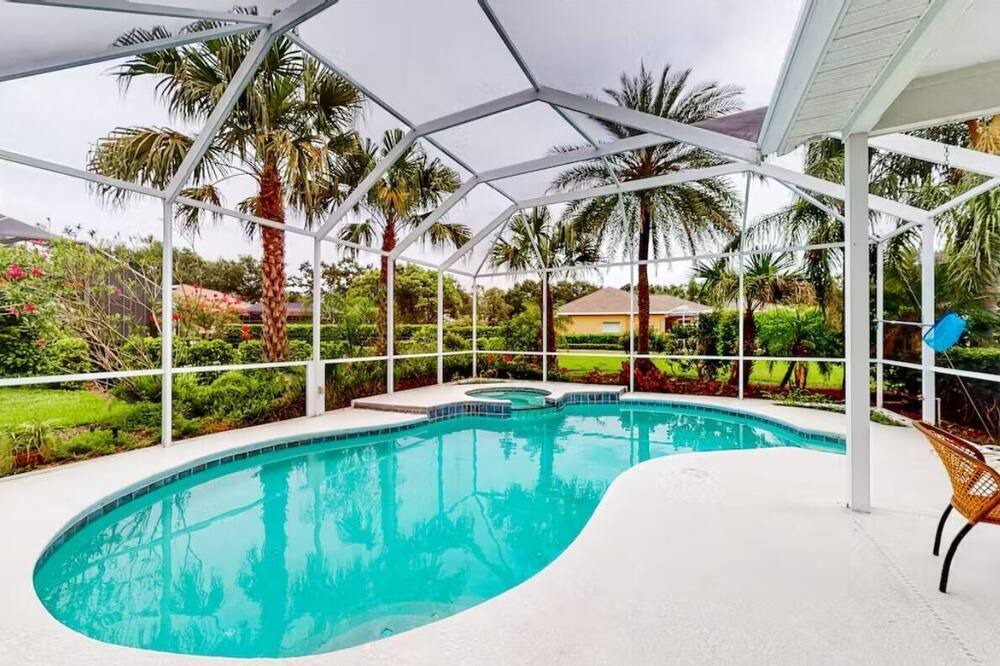 River Hills Masters Apartment | 4 Bedroom 710282 by Houzlet