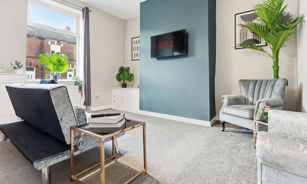 Bury House | Modern 5 Bed 2 Bath House | Free Parking