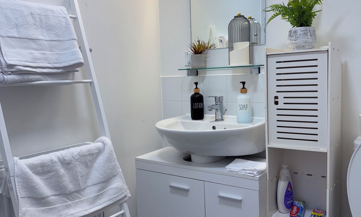 Eltham West Apartment | Stylish Kidbrooke station studio