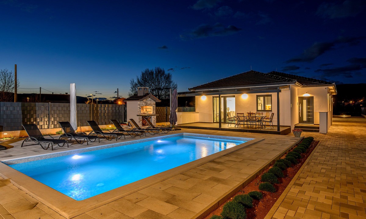 Dicmo House | Luxury Villa with Private Pool