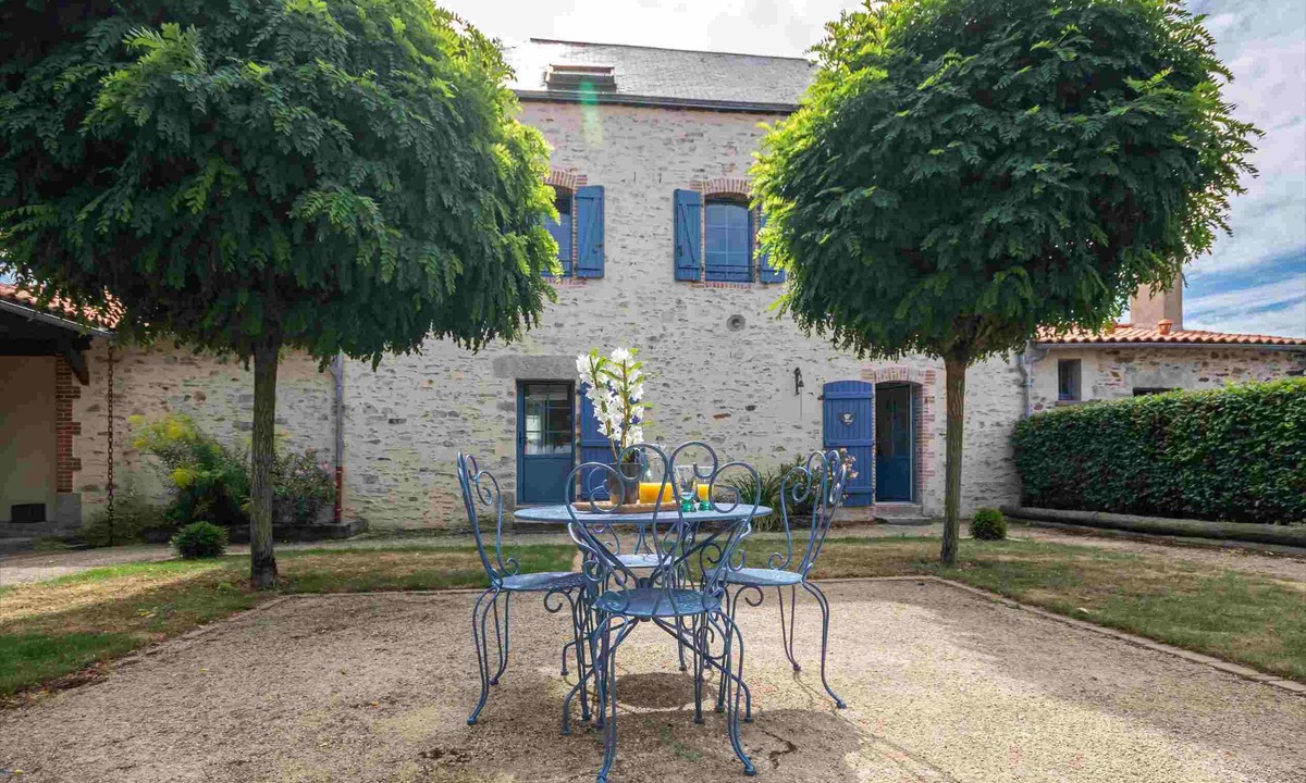 Bouffere House | 40 minutes from Le PUY DU FOU Gîte with swimming pool and private garden