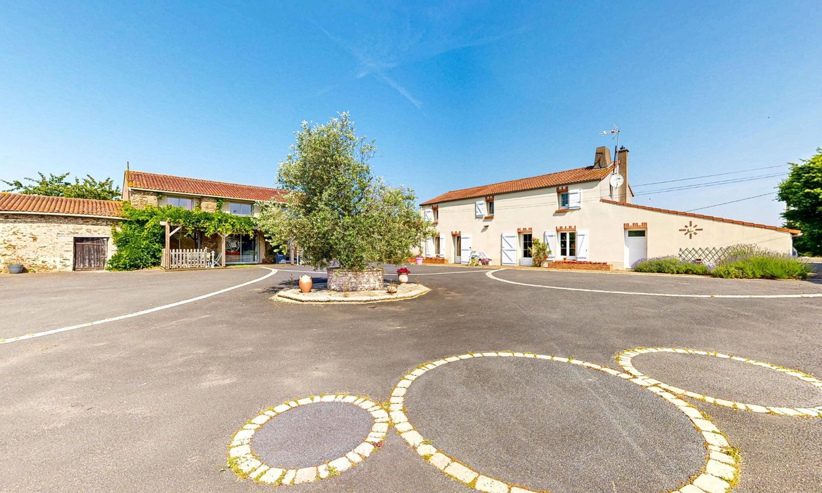 Montrevault-sur-Evre House | Two gîtes in the countryside for 25 people: indoor swimming pool and play areas