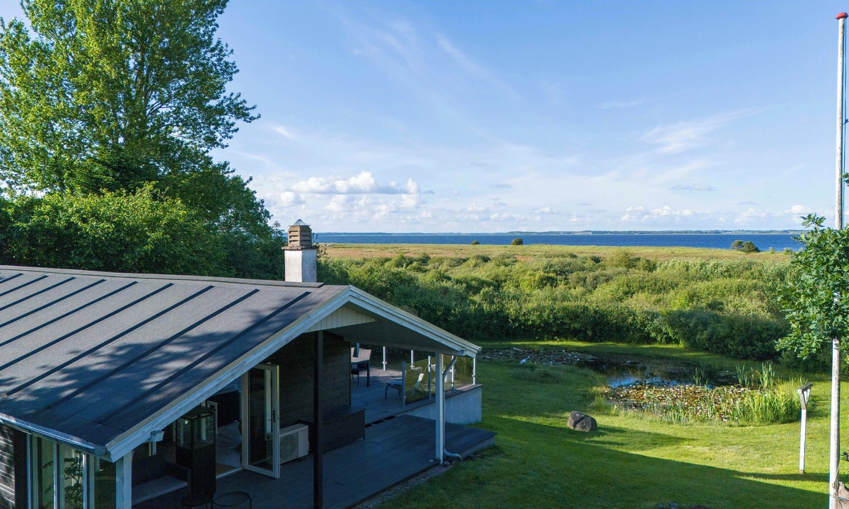 Hojslev House | Panoramic view and terrace in charming home