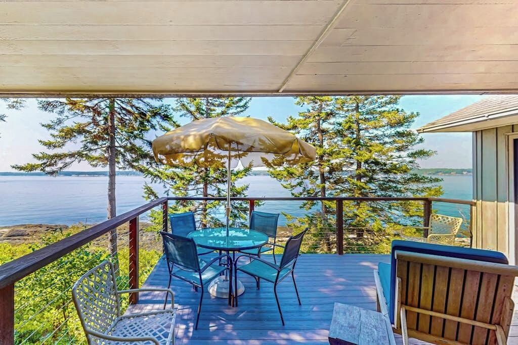 West Southport House | Beachfront Delight with detached guesthouse, private beach access, Dog-friendly
