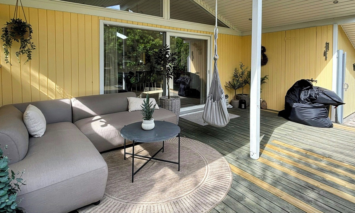 Fjellerup House | Covered terrace and beach at Fjellerup