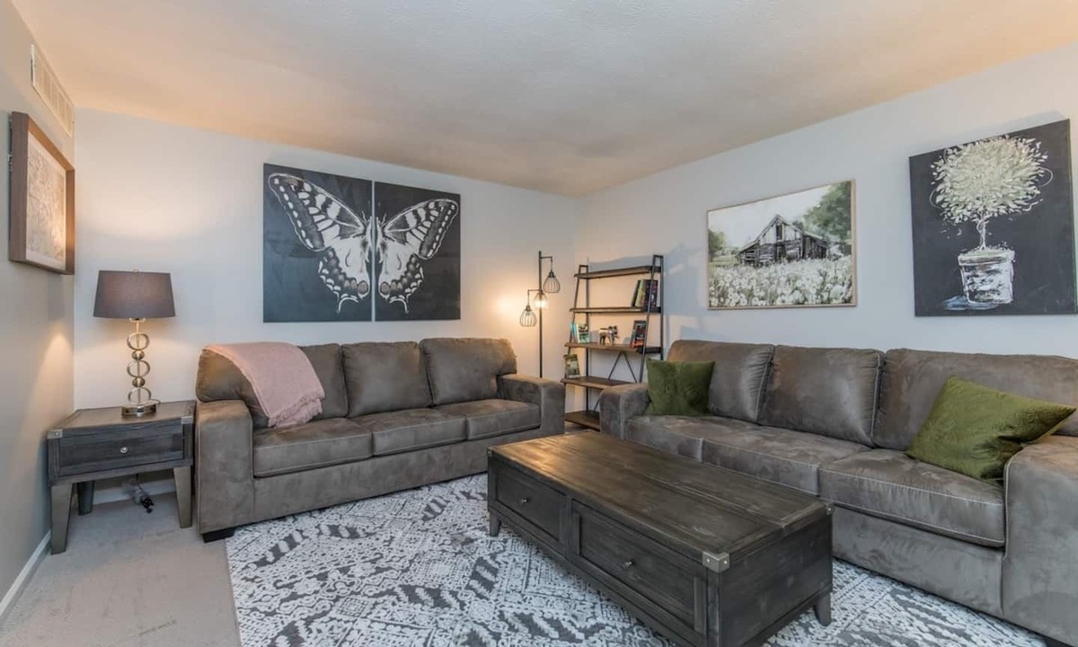 Versailles House | Woodford Stables/Walk to Eckert's Orchard