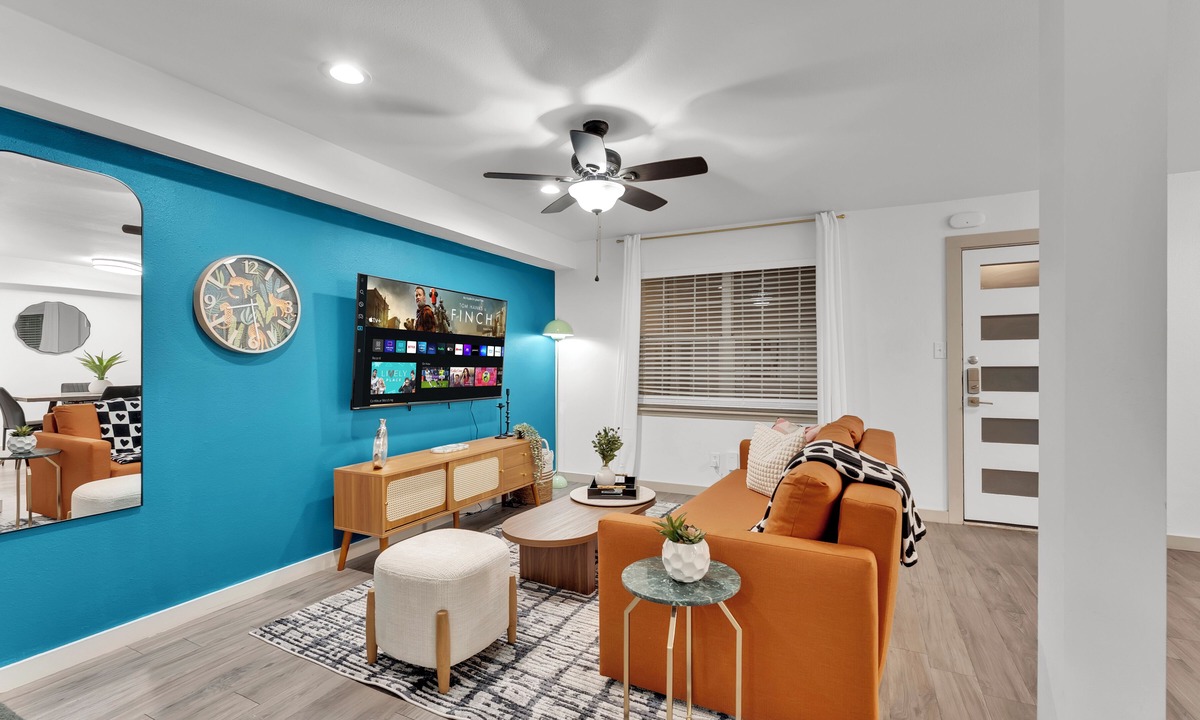 Clarksville Apartment | Walkable 1st-Floor Austin Stay – King Bed, Pet Friendly, Free Parking, Sleeps 10