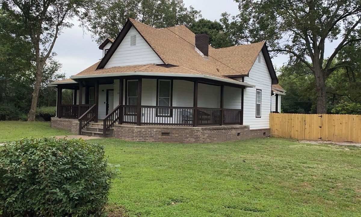 Whiteville House | Marvelous 8 BR Home in Breathtaking Whiteville TN. Extraordinary Parking