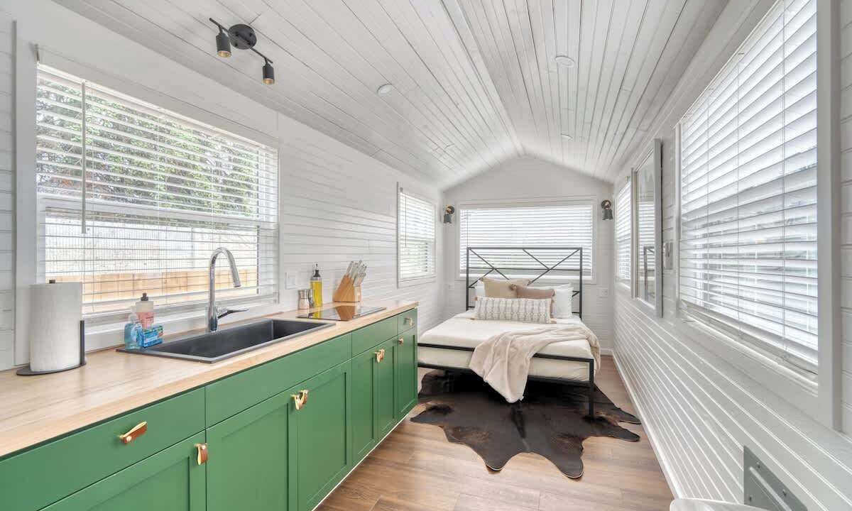 Overlook Apartment | Noir-Emerald: Modern TinyLux in Portland