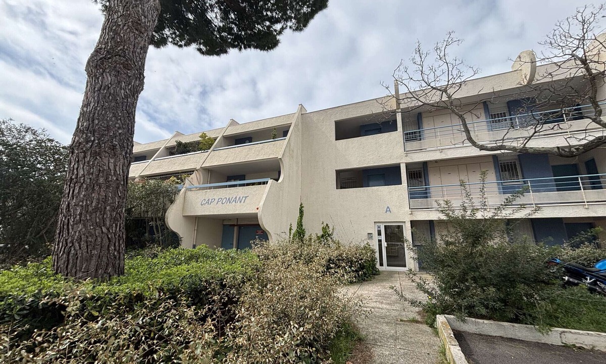 La Grande-Motte Apartment | Cross-Through T3 Apartment in La Grande Motte, 2 Bedrooms, Terrace