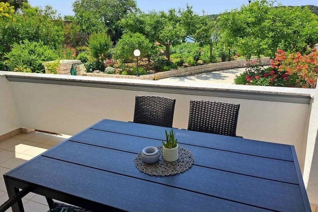 Kampor Apartment | One bedroom apartment with terrace and sea view Palit, Rab (A-24303-d)